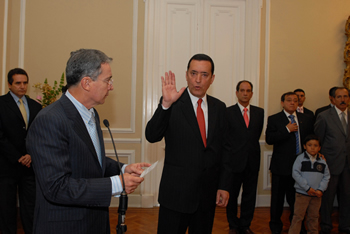 El Presidente Álvaro Uribe toma el juramento a Jorge Iván Palacio Palacio como nuevo magistrado de la Corte Constitucional, durante una ceremonia  realizada este viernes en el Salón Gobelinos de la Casa de Nariño.
