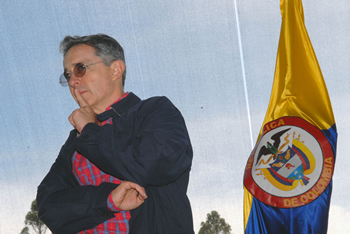 El Presidente de la República, Álvaro Uribe Vélez, en actitud reflexiva durante el Consejo Comunal de Gobierno número 227 en el municipio de Urrao, Antioquia, en el que se analizaron temas agrícolas, de infraestructura, educación y salud, entre otros. 