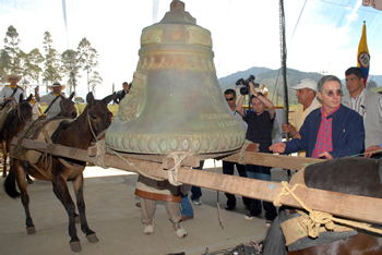 El Presidente Álvaro Uribe presencia un desfile de mulas, durante el Consejo Comunal celebrado este sábado 28 de febrero en Urrao, Antioquia. En la imagen, dos mulas arrastran, con la ayuda de una ‘turega’ (seis varas amarradas), una campana de 600 kilos, traída del municipio de La Estrella.