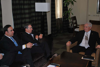 El Presidente Álvaro Uribe Vélez y el Ministro de Comercio, Luis Guillermo Plata, durante un desayuno de trabajo con el nuevo Mandatario de Panamá, Ricardo Martinelli Berrocal. El plato fuerte del encuentro, realizado este miércoles en la capital panameña, fue la integración económica y comercial entre ambos países. 