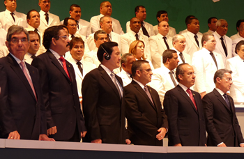 El Presidente Álvaro Uribe Vélez -a la derecha, junto a su homólogo de México, Felipe Calderón- asistió este miércoles a la ceremonia de posesión del nuevo Presidente de Panamá, Ricardo Martinelli Berrocal, en el Teatro Anayansi de Ciudad de Panamá.