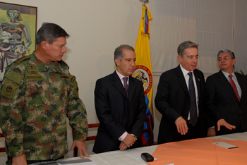 Acompañado del Ministro (E) de Defensa, general Freddy Padilla de León (izq); el Fiscal General de la Nación, Mario Iguarán; y el Ministro del Interior y de Justicia, Fabio Valencia Cossio; el Presidente Álvaro Uribe Vélez encabezó este miércoles un Consejo de Seguridad en Catam, a su regreso de Panamá, donde asistió a la posesión del nuevo Mandatario, Ricardo Martinelli Berrocal.