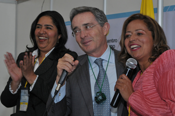 Patricia Avendaño, Alcaldesa del municipio de Zona Bananera, Magdalena, y Elvira Ruiz, de San Juan de Río Seco, Cundinamarca, le cantan el 'feliz cumpleaños' al Presidente Álvaro Uribe, como anticipo a la celebración de su onomástico, el próximo sábado. El Jefe de Estado se reunió este jueves en Bogotá con un grupo de alcaldesas integrantes de la Federación Colombiana de Municipios.