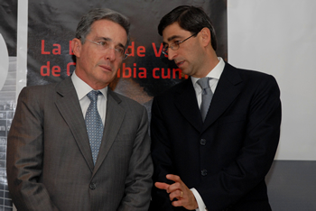 El Presidente de la República, Álvaro Uribe Vélez, dialoga con Juan Pablo Córdoba Garcés, Presidente de la Bolsa de Valores de Colombia (BVC) durante la conmemoración de los 80 años del mercado de capitales en nuestro país. El evento se llevó a cabo en el Gun Club, de Bogotá.