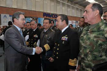 El Presidente Álvaro Uribe Vélez felicita, por su cumpleaños, al Vicealmirante Fernando Román Campos, Jefe de Educación y Doctrina Conjunta de la Armada Nacional. La imagen fue captada minutos previos al inicio del Gran Encuentro de Gobierno 'Nación, departamentos y municipios', que se realizó este jueves en el Centro de Alto Rendimiento de Bogotá.