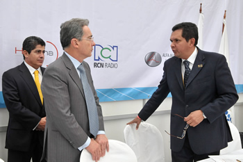 El Presidente Álvaro Uribe Vélez dialoga con el Alcalde de Popayán, Ramiro Antonio Navia, al inicio del Gran Encuentro de Gobierno 'Nación, departamentos y municipios', que se llevó a cabo este jueves en el Centro de Alto Rendimiento de Bogotá. Los acompaña el Director Ejecutivo de la Federación Colombiana de Municipios, Gilberto Toro.