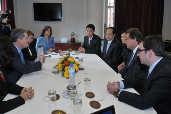 El Presidente de la República, Álvaro Uribe Vélez, se reunió este viernes en el Club El Nogal, de Bogotá, con el Presidente de la Junta Directiva del Grupo Kingao de China, Xin Shu, y su hijo Wen Shu; y el Presidente del Grupo Empresarial Gilinski, Jaime Gilinski Bacal y su hijo Joshua Gilinski. Estuvieron acompañados por la Ministra encargada de Minas y Energía, Silvana Giaimo Chavez.