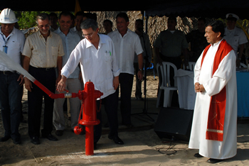 El Presidente de la República, Álvaro Uribe Vélez, cierra la llave del hidrante que representa la inauguración de la primera etapa del  acueducto costero que lleva agua potable por primera vez a Santa Verónica, corregimiento ubicado en el municipio de Juan de Acosta, Atlántico. Lo observa el párroco de este municipio, Evelio de Jesús Quinchía, que bendijo la obra este viernes.