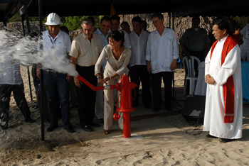 El Presidente Álvaro Uribe Vélez y el Gobernador del Atlántico, Eduardo Verano de la Rosa, acompañan a la Viceministra de Agua, Leyla Rojas, a abrir la llave del hidrante, con lo que se inauguró de manera oficial este viernes el acueducto costero que lleva potabilizado el líquido a los habitantes del corregimiento de Santa Verónica, en el municipio Juan de Acosta, Atlántico, como parte del Plan Departamental de Agua. Este sector cuenta con una amplia proyección turística.