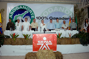 El Presidente Álvaro Uribe entona el Himno Nacional durante la inauguración de la Asamblea número 21 de la Asociación de Ganaderos de la Costa Norte (Asoganorte) que se realizó en Barranquilla. Lo acompañan (izq.-der.) el Gobernador de Atlántico, Eduardo Verano de la Rosa; el Gobernador de Magdalena, Omar Ricardo Díaz-Granados; el presidente de la junta directiva de Asoganorte, Alfredo Saade; el Ministro de Agricultura, Andrés Fernández; el Director Ejecutivo de Asoganorte, Luis Vicente Tamara; el presidente de la junta directiva de Fedegan, Ricardo Rosales, y el Viceministro de Agricultura, Juan Camilo Salazar.