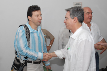 El Presidente Álvaro Uribe saluda a Luis Vicente Tamara, Director Ejecutivo de la Asociación de Ganaderos de la Costa Norte (Asoganorte) durante la instalación de la Asamblea número 21 de la agremiación, que se cumplió en el auditorio Ferias y Eventos del Caribe, en Barranquilla. 