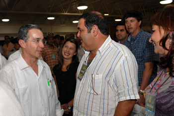 El Presidente Álvaro Uribe dialoga con uno de los afiliados a la Asociación de Ganaderos de la Costa Norte (Asoganorte), minutos antes de inaugurar la Asamblea número 21 de la agremiación, en Barranquilla. Observan otros de los asistentes al evento.