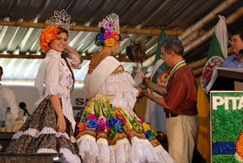 Momento en que las reinas del Bambuco y del Café le regalaron al Presidente Álvaro Uribe Vélez la ‘Pareja del Sanjuanero’, del maestro Fernando Núñez. El evento ocurrió durante el Consejo Comunal de Gobierno número 240, celebrado este sábado 4 de julio en Pitalito, Huila.