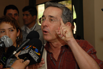 El Presidente Álvaro Uribe Vélez invitó este sábado a la Fuerza Pública y a los colombianos a “ponerse en alerta” por los crímenes de resonancia que quieren perpetrar los grupos terroristas en época electoral. El Jefe de Estado colombiano hizo el pronunciamiento al finalizar un Consejo de Seguridad realizado en Garzón, Huila, para analizar la situación de orden público en la región.