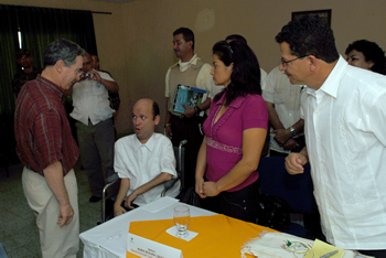 Momentos antes de empezar el Consejo de Seguridad en Garzón (Huila), el Presidente Álvaro Uribe Vélez conversó este sábado con los concejales del municipio. En la imagen dialoga con el concejal Carlos Rivera. Observa la señora Nubia Segura, esposa del concejal Jorge Amando Acuña Molina, secuestrado por las Farc en mayo pasado.