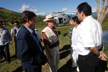 A su llegada al Tecnoparque Yamboró del Sena en Pitalito, Huila, para presidir el Consejo Comunal de Gobierno número 240, el Presidente Álvaro Uribe Vélez fue recibido por el Alcalde del municipio, Carlos Arturo Giraldo. Acompaña al Jefe de Estado, el Gobernador del Huila, Luis Jorge Sánchez García.