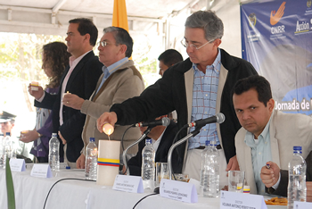 El Presidente de la República, Álvaro Uribe Vélez, enciende una vela durante el acto de la primera reparación por vía administrativa, que se llevó a cabo este domingo en Popayán y en la que 300 familias de la región recibieron indemnizaciones.