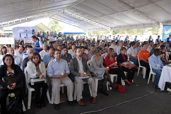 Los asistentes a la primera reparación por vía administrativa a víctimas de la violencia, celebrada este domingo en Popayán, encendieron velas como símbolo de paz y en memoria de quienes sufrieron por esos hechos. El acto fue encabezado por el Presidente Álvaro Uribe Vélez.