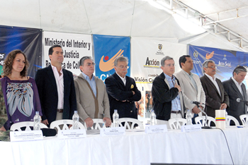 Acto de inicio de la reparación a las víctimas por vía administrativa, este domingo en Popayán, liderado por el Presidente Álvaro Uribe. Lo acompañan la representante de la Cnrr, Patricia Perdomo; el Alto Comisionado para la Paz, Frank Pearl; el Ministro del Interior y de Justicia, Fabio Valencia Cossio; el Gobernador del Cauca, Guillermo Alberto González; el Alcalde de Popayán, Ramiro Antonio Navia; el Presidente de la Cnnr, Eduardo Pizarro, y el Defensor del Pueblo, Volmar Pérez.      