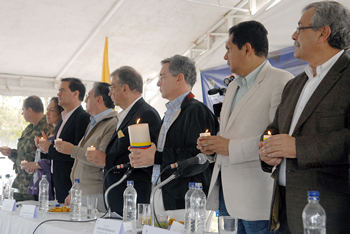 Un acto simbólico de reparación que representa el perdón y la vida se realizó este domingo en Popayán durante la presentación del programa de reparación por vía administrativa. Todos los asistentes prendieron velas, de mano en mano, entre ellos el Presidente Álvaro Uribe, el Alto Comisionado para la Paz, Frank Pearl;  el Ministro del Interior y de Justicia, Fabio Valencia Cossio; el Gobernador del Cauca, Guillermo Alberto González; el Alcalde de Popayán, Ramiro Antonio Navia; y el Presidente de la Comisión Nacional de Reparación, Eduardo Pizarro.