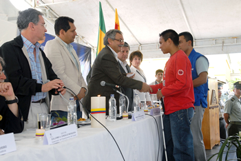 El Presidente de la Comisión Nacional de Reparación y Reconciliación, Eduardo Pizarro Leongómez, hace entrega del primer cheque de reparación por vía administrativa a un joven invidente, víctima de la violencia. Este domingo se presentó este programa en Popayán con la presencia del Presidente Álvaro Uribe Vélez.