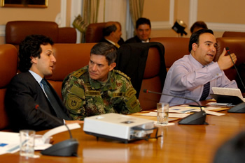 Diálogo del Canciller Jaime Bermúdez y el Comandante de las Fuerzas Militares y Ministro de Defensa encargado, general Freddy Padilla de León, durante la sesión del Consejo de Ministros celebrada este lunes en la Casa de Nariño. Mientras tanto, el titular de la cartera de Comercio, Luis Guillermo Plata, cumple su exposición.