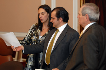 La Alta Consejera Presidencial, Claudia Jiménez, y los titulares de las carteras de Hacienda y Minas, Óscar Iván Zuluaga y Hernán Martínez, durante la sesión del Consejo de Ministros celebrada este lunes en la Casa de Nariño.  