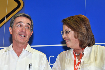 El Presidente Álvaro Uribe Vélez y la Presidenta de Asobancaria, María Mercedes Cuellar, instantes previos al evento de clausura de la versión número 44 de la convención de Asobancaria, que se cumplió este viernes en el Centro de Convenciones de Cartagena.     