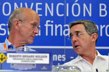 El Presidente Álvaro Uribe Vélez  dialoga con el presidente de la junta directiva de Asobancaria, Roberto Brigard Holguín, durante la clausura este viernes de la Convención Bancaria 2009 en Cartagena.