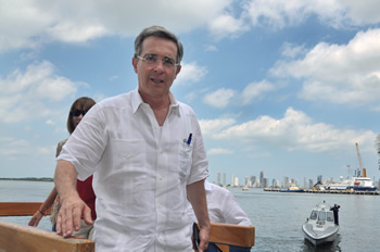 El Presidente Álvaro Uribe a su arribo a la Sociedad Portuaria de Cartagena, donde este sábado se cumplió el Consejo Comunal de Gobierno número 241, con la asistencia de más de 1.000 personas de la ciudad y de los diferentes municipios del departamento de Bolívar. 