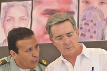 El Comandante de la Policía Metropolitana de Cartagena, coronel Carlos Ramiro Mena Bravo, dialoga con el Presidente Álvaro Uribe durante el Consejo Comunal de Gobierno 241 que se realizó este sábado en la Sociedad de Portuaria de Cartagena.