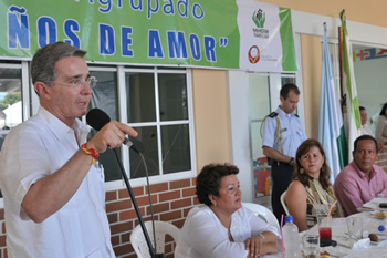 Durante la inauguración del Hogar Grupal Sueños de Amor, del Instituto Colombiano de Bienestar Familiar, en Cereté (Córdoba) el Presidente Álvaro Uribe destacó que “algo que honra a Colombia es este buen balance entre la política de Seguridad Democrática y las coberturas sociales”.