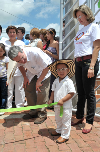 El Presidente Álvaro Uribe Vélez observa a uno de los niños beneficiarios del Hogar Grupal del Icbf “Sueños de Amor” de Cereté, Córdoba, quien fue encargado de sostener la cinta que fue cortada para dar inauguración oficial a la edificación, donde el Bienestar Familiar brinda atención a los niños y niñas de bajos recursos de la población.