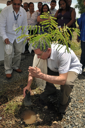 El Presidente Álvaro Uribe Vélez sembró el árbol que representa una nueva vida para las víctimas de grupos violentos y sus familiares, luego del acto de pago por via administrativa que se llevó a cabo en Montería.