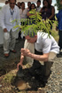 El Presidente Álvaro Uribe Vélez sembró el árbol que representa una nueva vida para las víctimas de grupos violentos y sus familiares, luego del acto de pago por via administrativa que se llevó a cabo en Montería.