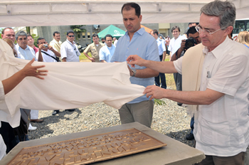 El Presidente Álvaro Uribe fue el encargado de destapar la placa del monumento simbólico de la luz, construido en memoria de las víctimas de grupos violentos, en los jardines del Centro de Convenciones de Córdoba