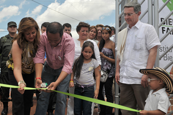 La directora del Icbf, Elvira Forero y el Alcalde de Cereté (Córdoba) Rafael Chica,  cortaron la cinta inaugural del Hogar Grupal Sueños de Amor, que atenderá a 160 menores de cinco años de bajos recursos económicos de esta zona. Observa el Presidente Álvaro Uribe Vélez.