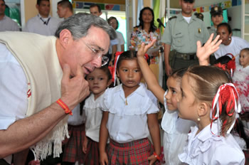 El Presidente Álvaro Uribe saluda a varios de los niños que se beneficiarán del Hogar Grupal Sueños de Amor, en el municipio de Cereté (Córdoba) que fue inaugurado el domingo 12 de julio, en una ceremonia a la asistió el Jefe de Estado. El Hogar atenderá a menores de escasos recursos económicos de la región.