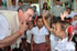 El Presidente Álvaro Uribe saluda a varios de los niños que se beneficiarán del Hogar Grupal Sueños de Amor, en el municipio de Cereté (Córdoba) que fue inaugurado el domingo 12 de julio, en una ceremonia a la asistió el Jefe de Estado. El Hogar atenderá a menores de escasos recursos económicos de la región.