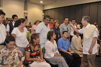 El Presidente Álvaro Uribe Vélez saluda a los asistentes al acto de entrega de 279 indemnizaciones solidarias por 2 mil 41 millones de pesos a víctimas de la violencia, en Córdoba, Sucre, Magdalena, Bolívar y Atlántico. La ceremonia se cumplió en el Centro de Convenciones de Córdoba, ubicado en la ciudad de Montería.