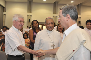 Monseñor Nel Beltrán, Obispo de la Diócesis de Sincelejo y Miembro de la Comisión de Reparación y Reconciliación, y Monseñor Julio Cesar Vidal Ortiz dan la bienvenida al Presidente Álvaro Uribe Vélez, al acto de entrega de indemnizaciones solidarias a familiares de víctimas de grupos violentos, evento que se realizó en el Centro de Convenciones de Córdoba.