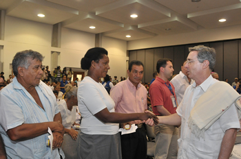 El Presidente Álvaro Uribe saluda a algunos familiares de las víctimas de grupos violentos, que recibieron este domingo 12 de julio la indemnización solidaria en un evento realizado en el Centro de Convenciones de Córdoba, en Montería.