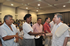 El Presidente Álvaro Uribe saluda a algunos familiares de las víctimas de grupos violentos, que recibieron este domingo 12 de julio la indemnización solidaria en un evento realizado en el Centro de Convenciones de Córdoba, en Montería.