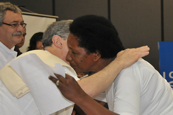 El Presidente Álvaro Uribe abraza a Bertha María Rodríguez, madre de Fernando Aurelio Vizcaíno, asesinado por grupos irregulares en la zona bananera en 1991. El Mandatario le entregó a la señora Rodríguez la indemnización solidaria, como parte de la reparación por vía administrativa a las víctimas de la violencia.