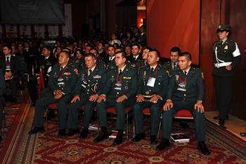 Un grupo de 19 integrantes de las Fuerzas Armadas fue beneficiado con becas-crédito del Programa de Colfuturo, que les permitirá adelantar estudios de maestría y doctorado en el exterior. Al acto de entrega de becas, este lunes, asistió el Presidente de la República, Álvaro Uribe Vélez.