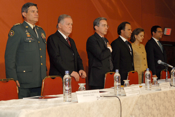 El Presidente Álvaro Uribe Vélez lideró el acto de Proclamación de Beneficiarios de Colfuturo 2009, que se cumplió este lunes en el Hotel Tequendama, de Bogotá. Lo acompañan (de izq. a der.) el General Freddy Padilla de León, Ministro de Defensa Encargado y Comandante de las Fuerzas Militares; Luis Carlos Sarmiento Angulo, Presidente de la Junta Directiva de Colfuturo; Jerónimo Castro Jaramillo, Director de Colfuturo; María del Rosario Guerra de la Espriella, Ministra de Comunicaciones; y Alexis de Greiff, subdirector de Colciencias.