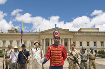 Vistiendo uniformes militares de distintas épocas de nuestra historia, estos soldados posan en la Plaza de Relevos de la Casa de Nariño, como preámbulo a la presentación de la 'Ruta Libertadora' y el Encuentro Internacional con Nuestra Historia, acto que se cumplió este lunes en la Casa de Nariño.   