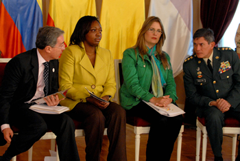 El Presidente Uribe dialoga con el Ministro de Defensa encargado y Comandante de las Fuerzas Militares, general Freddy Padilla de León, durante la presentación de la 'Ruta Libertadora' y el Encuentro Internacional con Nuestra Historia, que se cumplió este lunes en la Casa de Nariño. Los acompañan la Ministra de Cultura, Paula Marcela Moreno, y la Alta Consejera Presidencial para el Bicentenario de la Independencia, María Cecilia Donado.