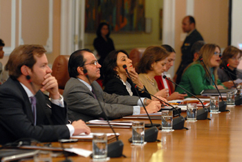 El Ministro de Hacienda, Óscar Iván Zuluaga, y el Director de Planeación Nacional, Esteban Piedrahíta, escuchan la intervención de la Alta Consejera para el Bicentenario de la Independencia, María Cecilia Donado, durante la sesión del Conpes realizada este lunes 13 de julio en la Casa de Nariño.