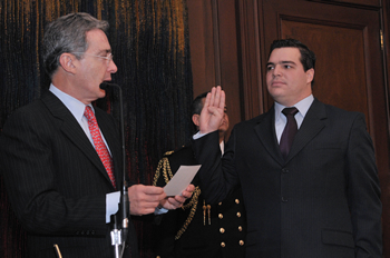 El economista Alejandro Arbeláez Arango tomó posesión este martes ante el Presidente Álvaro Uribe Vélez como nuevo Viceministro de Defensa Nacional. El evento se realizó en el Salón Protocolario de la Casa de Nariño.